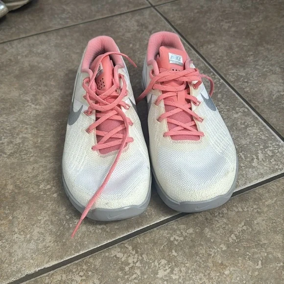 Nike sneakers size 8 - Picture 2 of 2